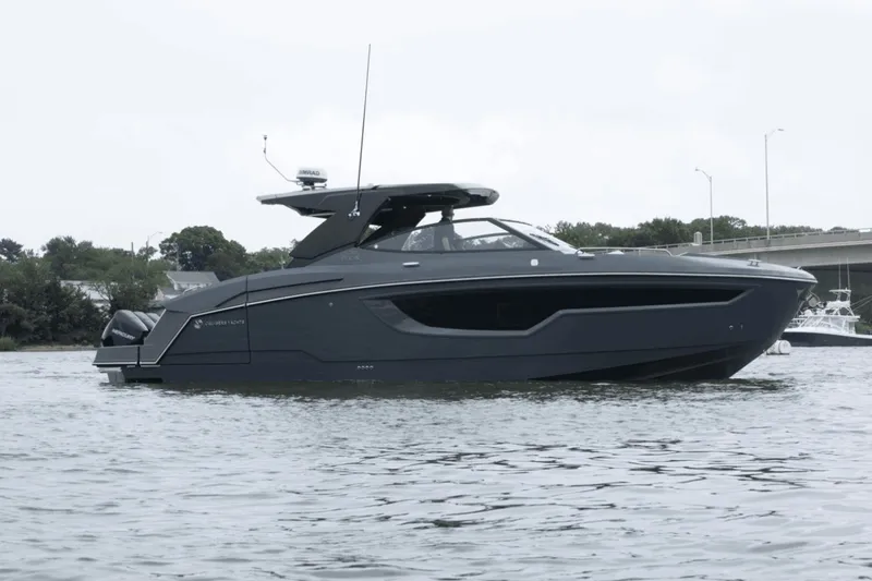 Slide: The Image of Cruisers 38 GLS South Beach Outboard 2024 - 19