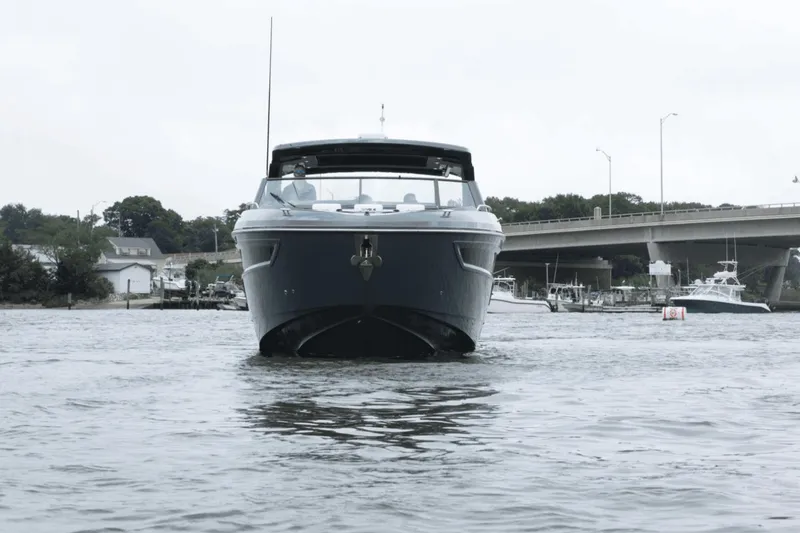 Slide: The Image of Cruisers 38 GLS South Beach Outboard 2024 - 20