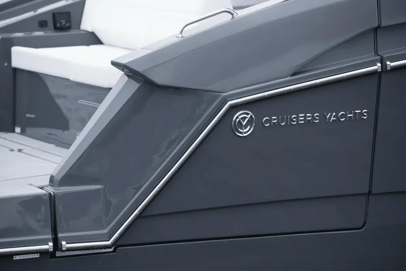 Slide: The Image of Cruisers 38 GLS South Beach Outboard 2024 - 21