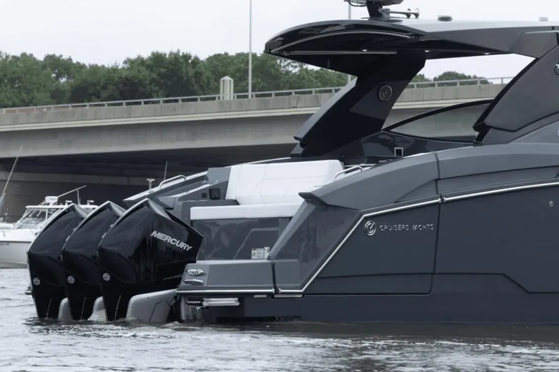 Slide: The Image of Cruisers 38 GLS South Beach Outboard 2024 - 22