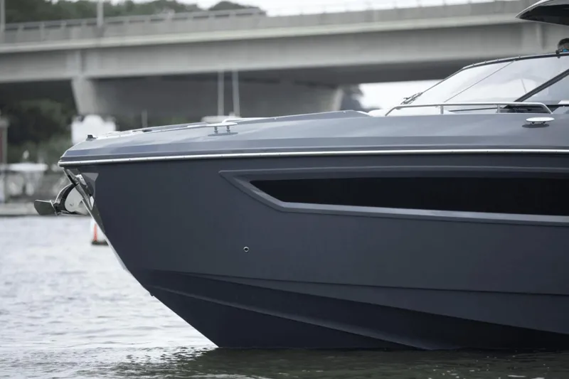 Slide: The Image of Cruisers 38 GLS South Beach Outboard 2024 - 23