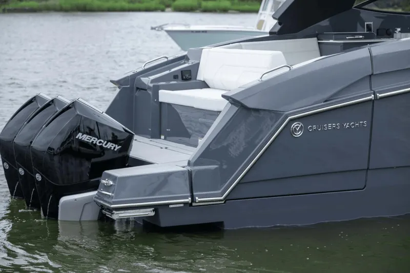 Slide: The Image of Cruisers 38 GLS South Beach Outboard 2024 - 24