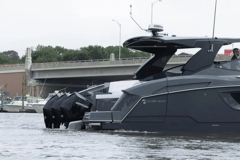 Slide: The Image of Cruisers 38 GLS South Beach Outboard 2024 - 26