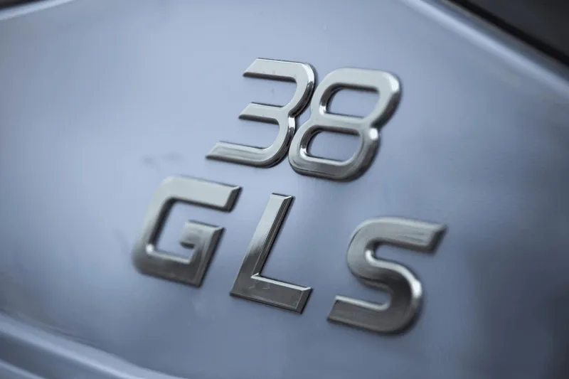 Slide: The Image of Cruisers 38 GLS South Beach Outboard 2024 - 27