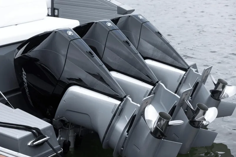 Slide: The Image of Cruisers 38 GLS South Beach Outboard 2024 - 28