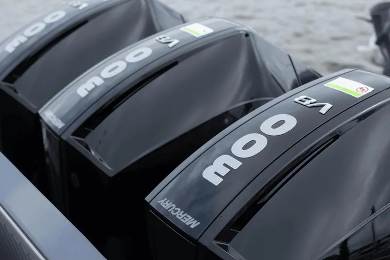 Slide: The Image of Cruisers 38 GLS South Beach Outboard 2024 - 29