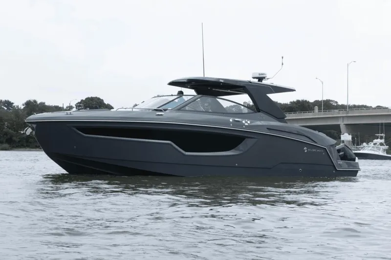 Slide: The Image of Cruisers 38 GLS South Beach Outboard 2024 - 3