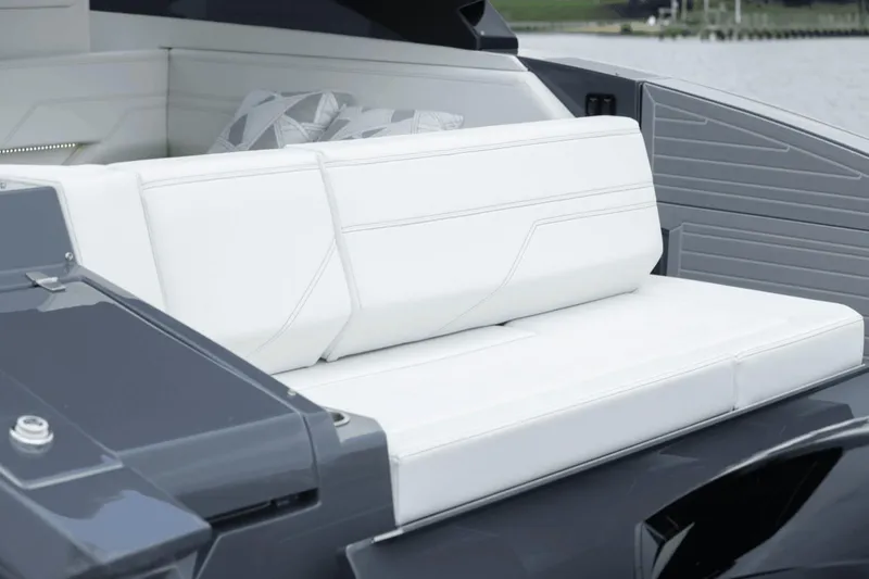 Slide: The Image of Cruisers 38 GLS South Beach Outboard 2024 - 31