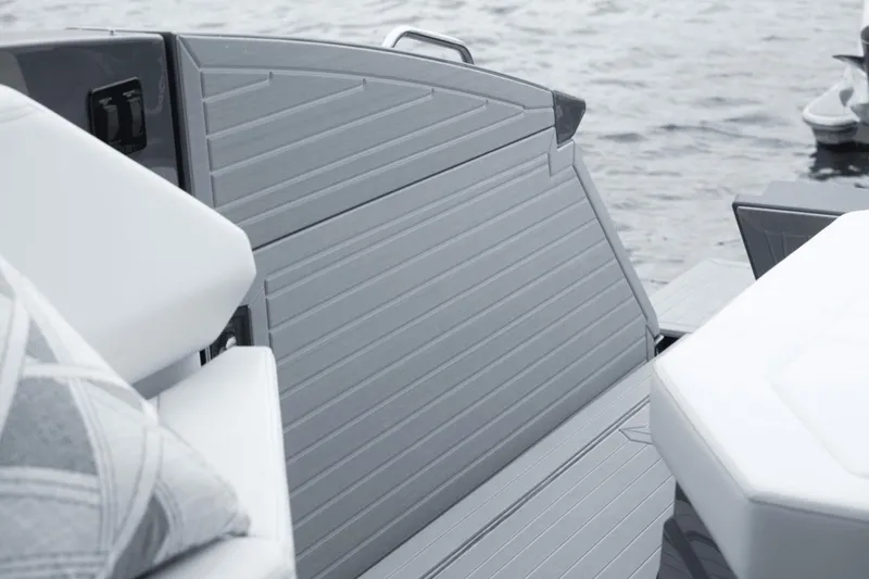 Slide: The Image of Cruisers 38 GLS South Beach Outboard 2024 - 32