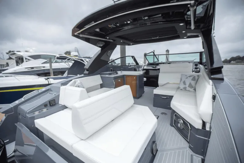 Slide: The Image of Cruisers 38 GLS South Beach Outboard 2024 - 33