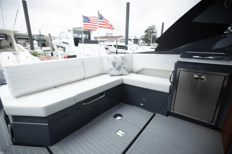 Slide: The Image of Cruisers 38 GLS South Beach Outboard 2024 - 35