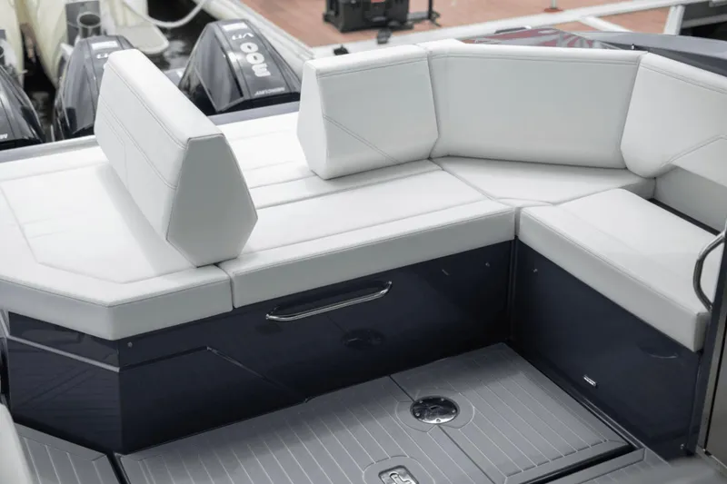 Slide: The Image of Cruisers 38 GLS South Beach Outboard 2024 - 36