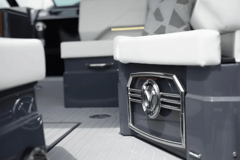 Slide: The Image of Cruisers 38 GLS South Beach Outboard 2024 - 37