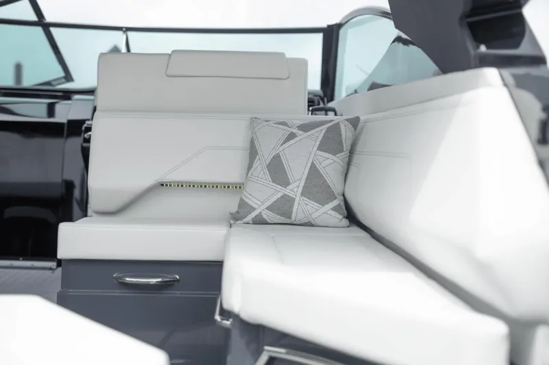 Slide: The Image of Cruisers 38 GLS South Beach Outboard 2024 - 39
