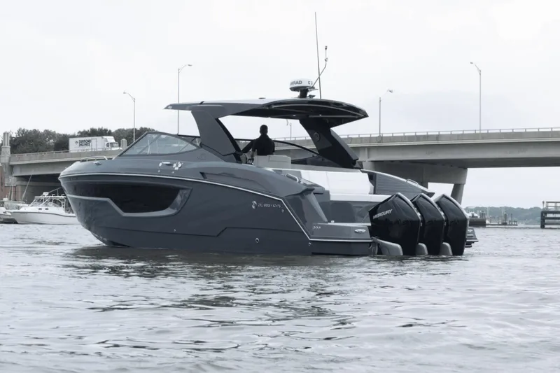 Slide: The Image of Cruisers 38 GLS South Beach Outboard 2024 - 4
