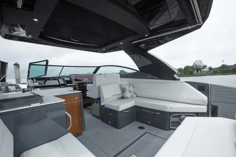 Slide: The Image of Cruisers 38 GLS South Beach Outboard 2024 - 40
