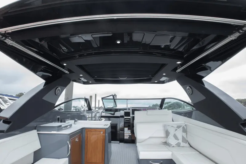 Slide: The Image of Cruisers 38 GLS South Beach Outboard 2024 - 41