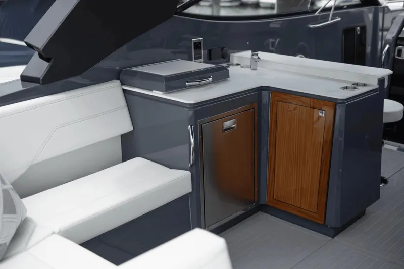 Slide: The Image of Cruisers 38 GLS South Beach Outboard 2024 - 42