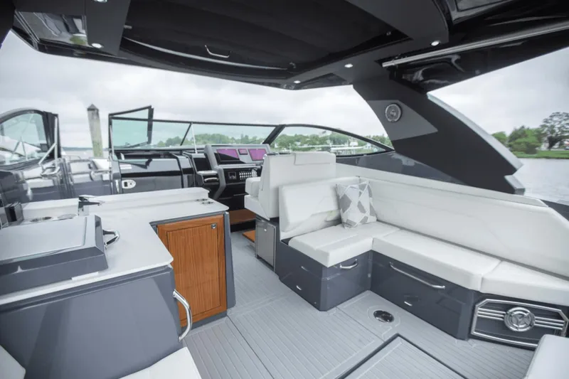 Slide: The Image of Cruisers 38 GLS South Beach Outboard 2024 - 43