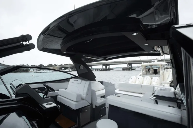 Slide: The Image of Cruisers 38 GLS South Beach Outboard 2024 - 46