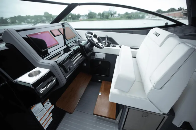 Slide: The Image of Cruisers 38 GLS South Beach Outboard 2024 - 47