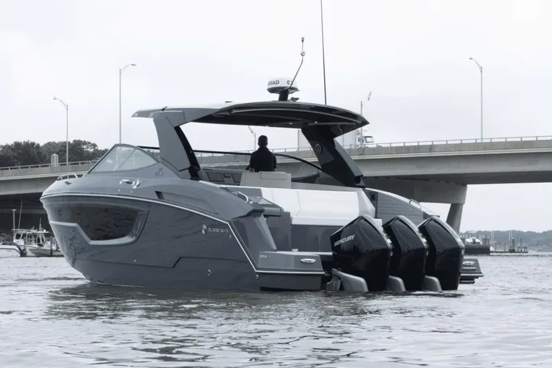 Slide: The Image of Cruisers 38 GLS South Beach Outboard 2024 - 5