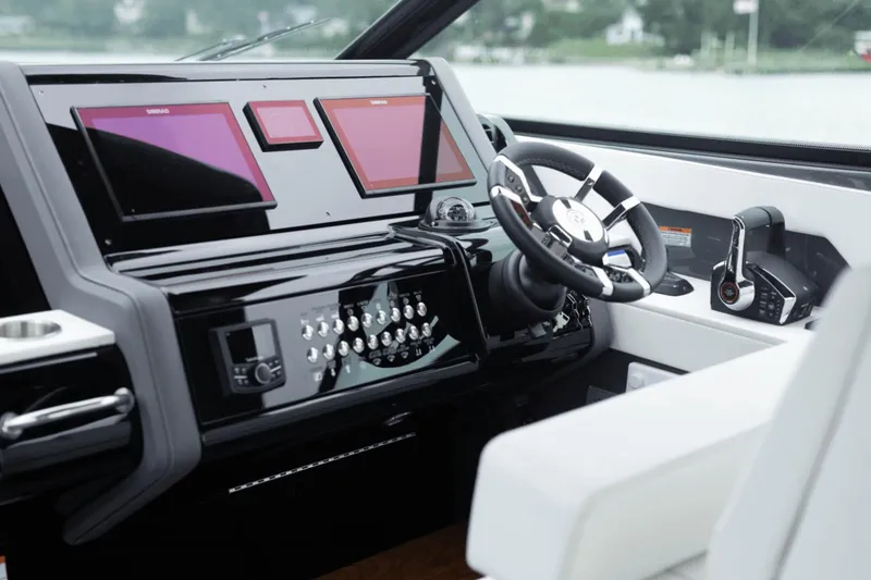 Slide: The Image of Cruisers 38 GLS South Beach Outboard 2024 - 50