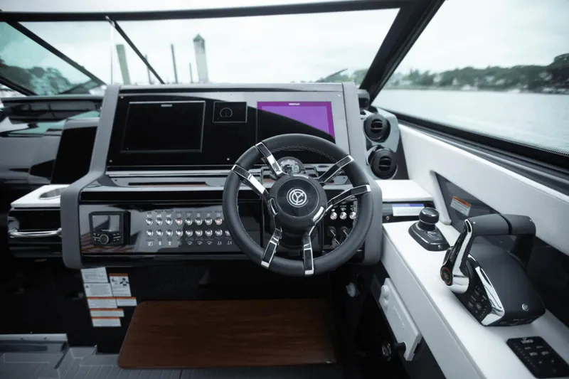 Slide: The Image of Cruisers 38 GLS South Beach Outboard 2024 - 51