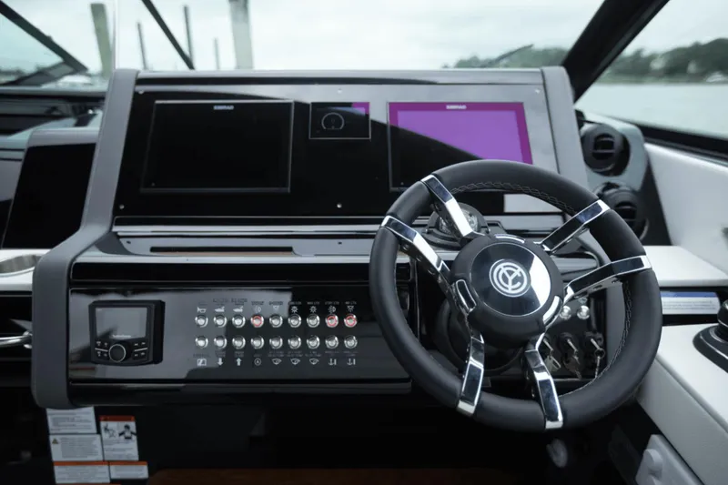 Slide: The Image of Cruisers 38 GLS South Beach Outboard 2024 - 52