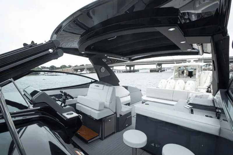 Slide: The Image of Cruisers 38 GLS South Beach Outboard 2024 - 58