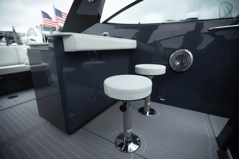 Slide: The Image of Cruisers 38 GLS South Beach Outboard 2024 - 59