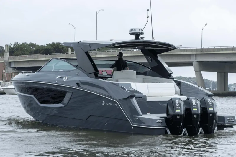 Slide: The Image of Cruisers 38 GLS South Beach Outboard 2024 - 6