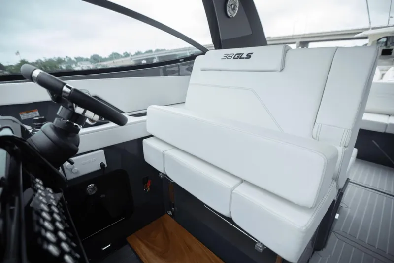 Slide: The Image of Cruisers 38 GLS South Beach Outboard 2024 - 62