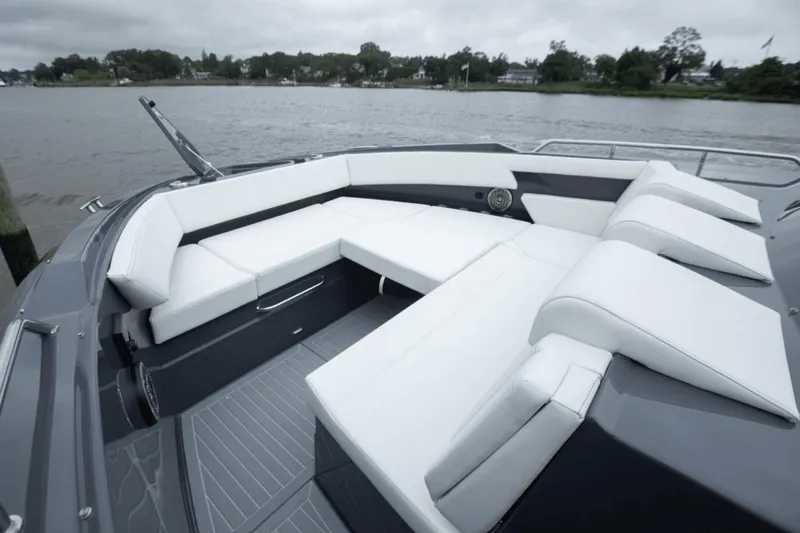 Slide: The Image of Cruisers 38 GLS South Beach Outboard 2024 - 63