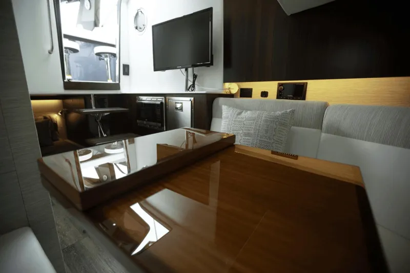 Slide: The Image of Cruisers 38 GLS South Beach Outboard 2024 - 69