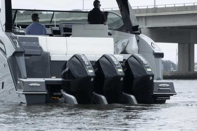 Slide: The Image of Cruisers 38 GLS South Beach Outboard 2024 - 7