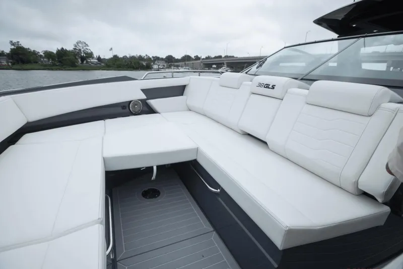 Slide: The Image of Cruisers 38 GLS South Beach Outboard 2024 - 76