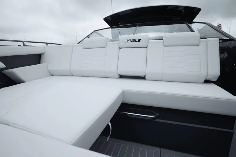 Slide: The Image of Cruisers 38 GLS South Beach Outboard 2024 - 77