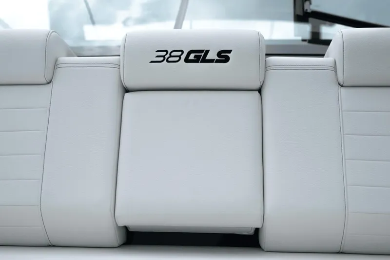Slide: The Image of Cruisers 38 GLS South Beach Outboard 2024 - 78