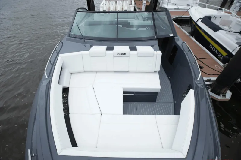Slide: The Image of Cruisers 38 GLS South Beach Outboard 2024 - 79