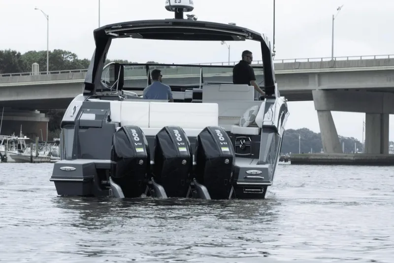 Slide: The Image of Cruisers 38 GLS South Beach Outboard 2024 - 8