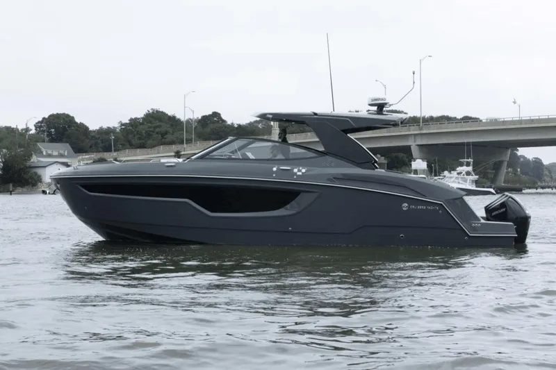 Slide: The Image of Cruisers 38 GLS South Beach Outboard 2024 - 84