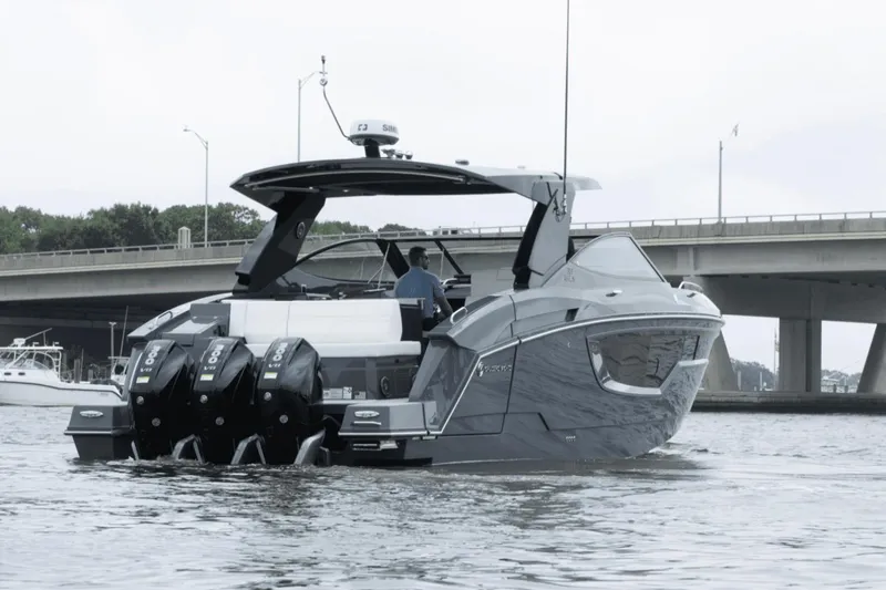 Slide: The Image of Cruisers 38 GLS South Beach Outboard 2024 - 9
