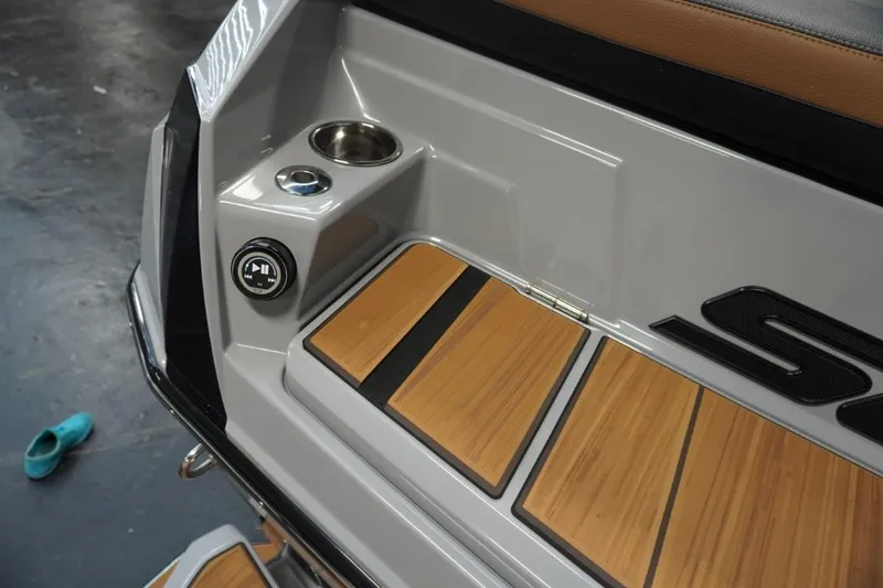 Slide: The Image of Supra SL 550 2023 - 9