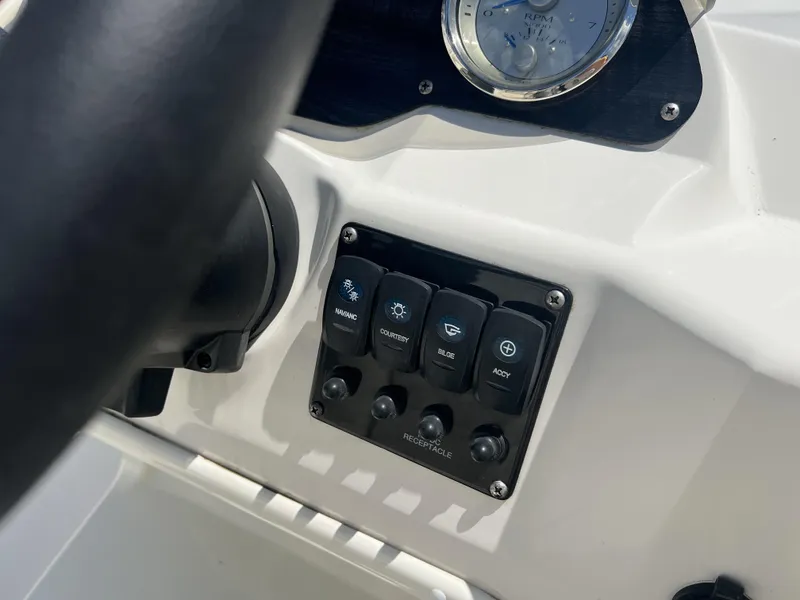 Slide: The Image of Stingray 182SC 2023 - 3