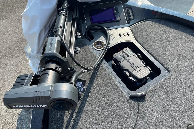 Slide: The Image of 2024 Ranger Z519 boat with Lowrance electronics and trolling motor. - 4