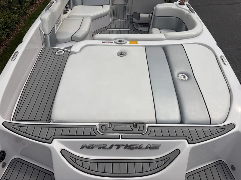 Slide: The Image of Correct Craft Air Nautique SV-211 2008 - 8