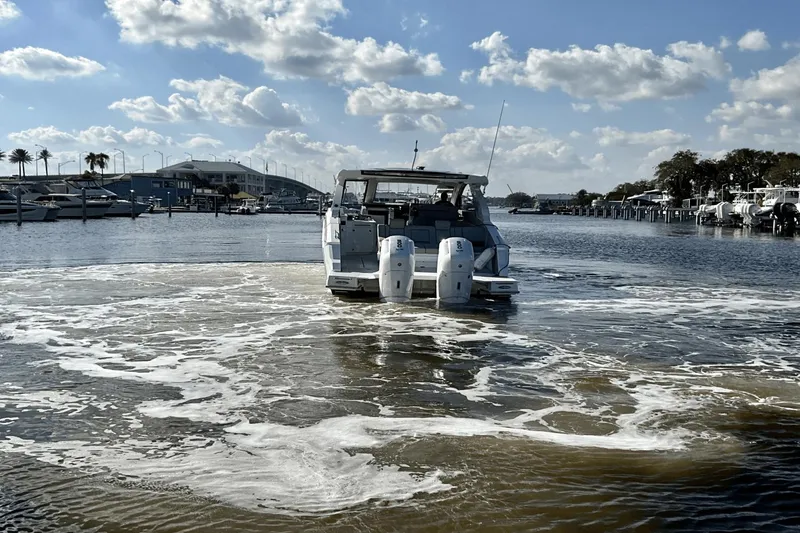 Slide: The Image of Cruisers 42 GLS Outboard 2024 - 4