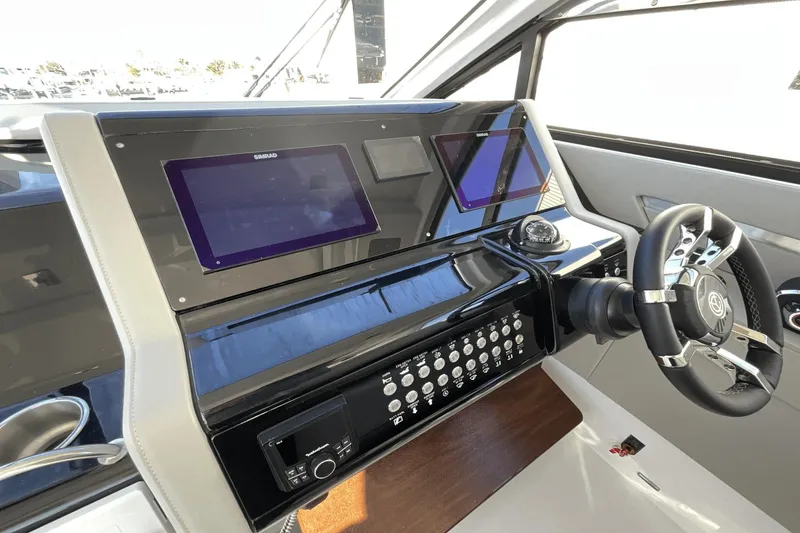 Slide: The Image of Cruisers 42 GLS Outboard 2024 - 5