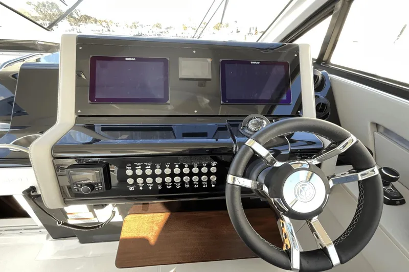 Slide: The Image of Cruisers 42 GLS Outboard 2024 - 6